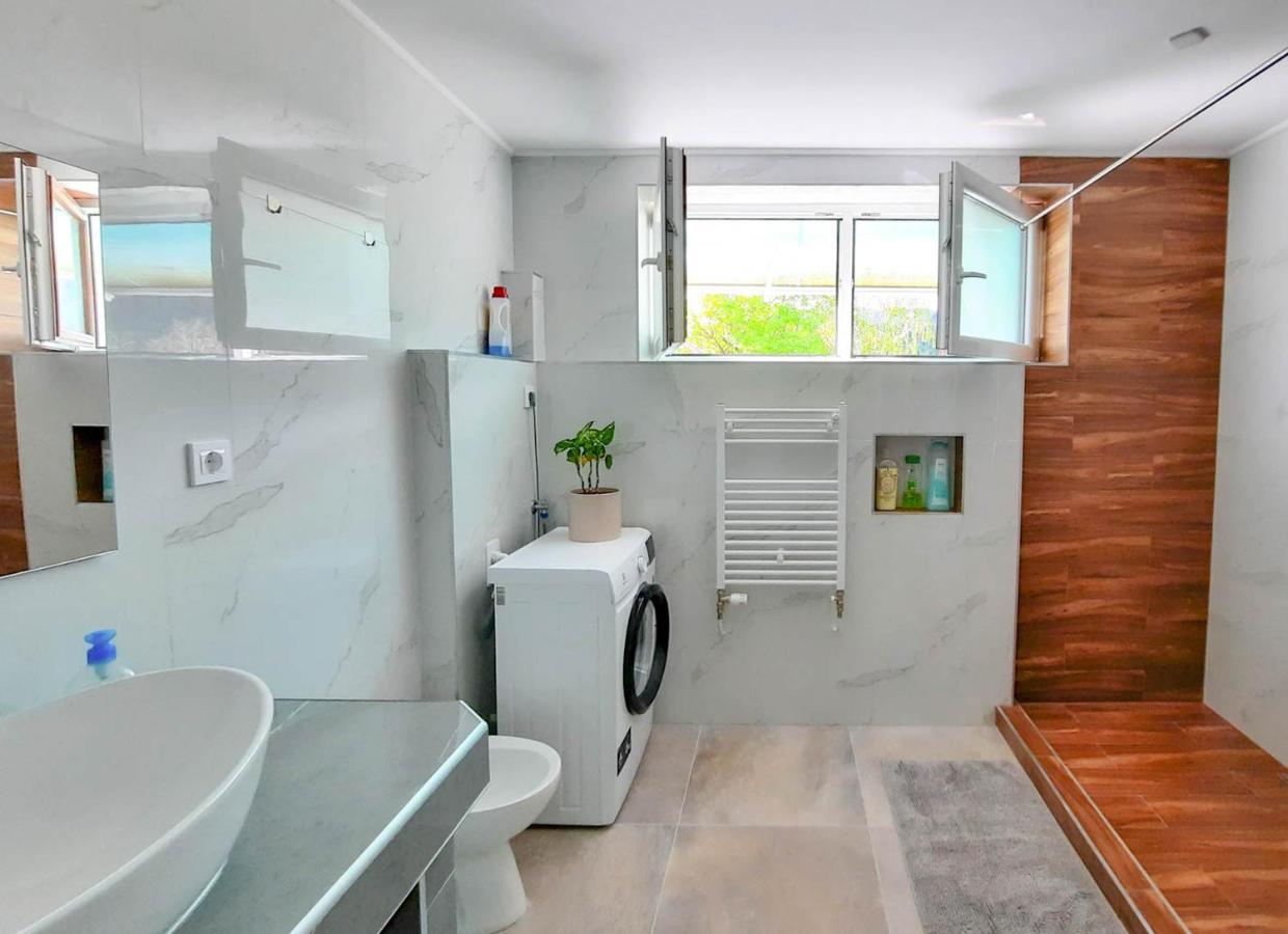 Deerwood Villa-Modern Cozy Apartment With Castle View ブレッド エクステリア 写真